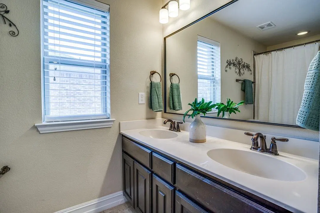 4 bed, 3669 sqft, $3,999 — Photo 3