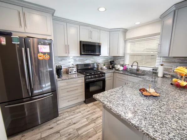1228 W Baldwin Ct, Mequon, WI 53092