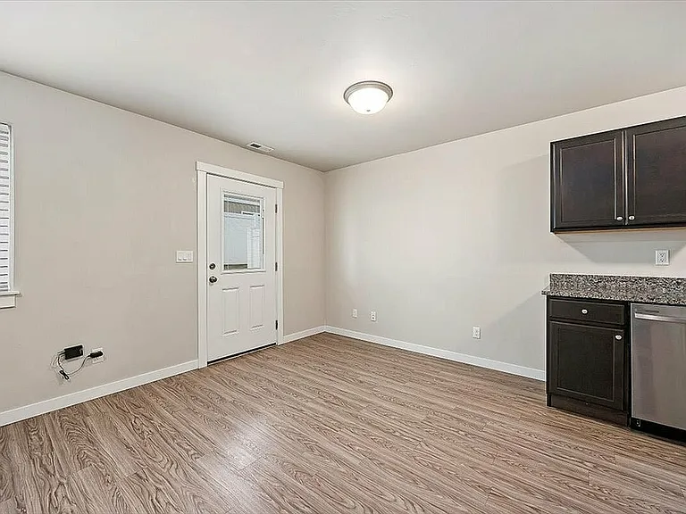 13-Dining Area