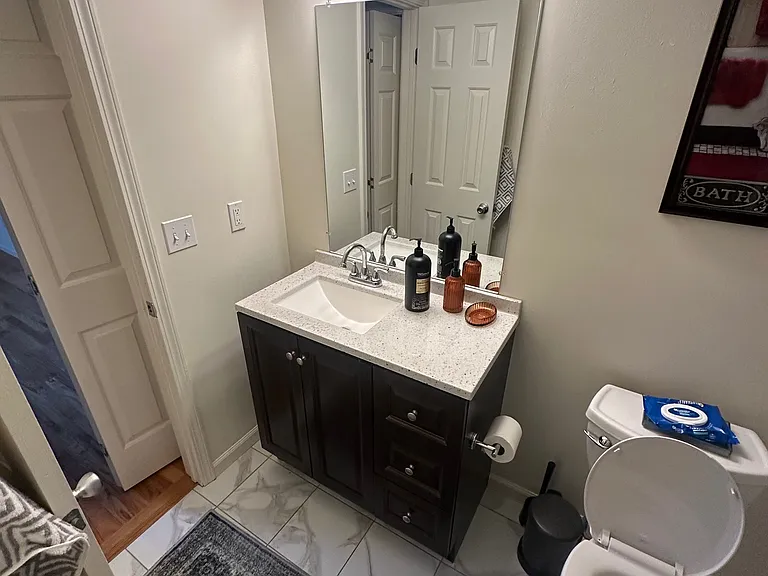 Upstairs full bathroom.