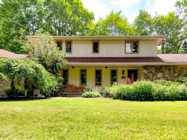14745 Sleepy Hollow Dr, Novelty, OH 44072