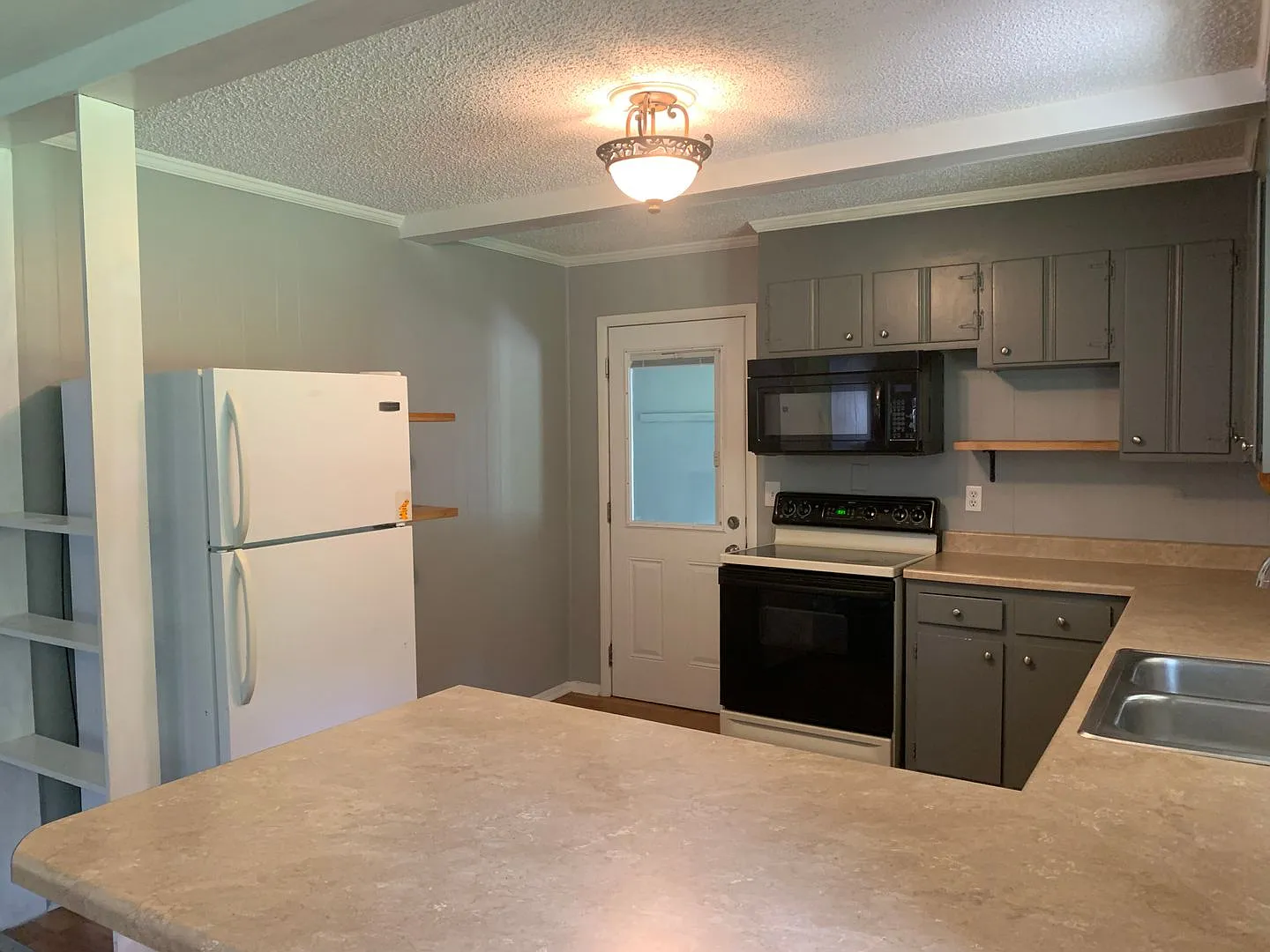 Country feel close to the city? you got it! 3 Bedroom 1 Bath for $1750 — Photo 4