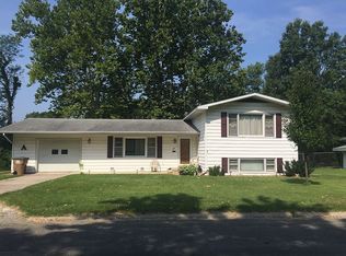 8 Crestwood Dr, Carlinville, IL