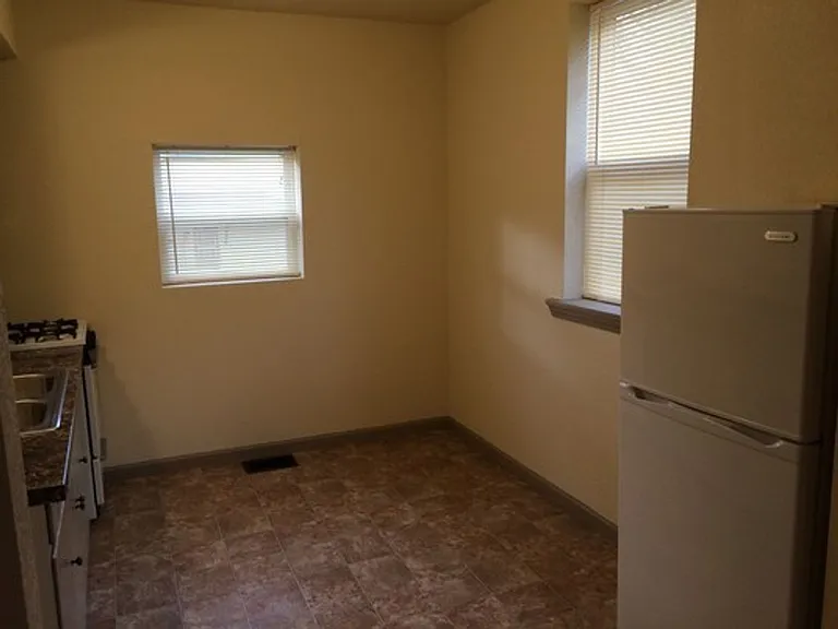 884 Grove St — Photo 2