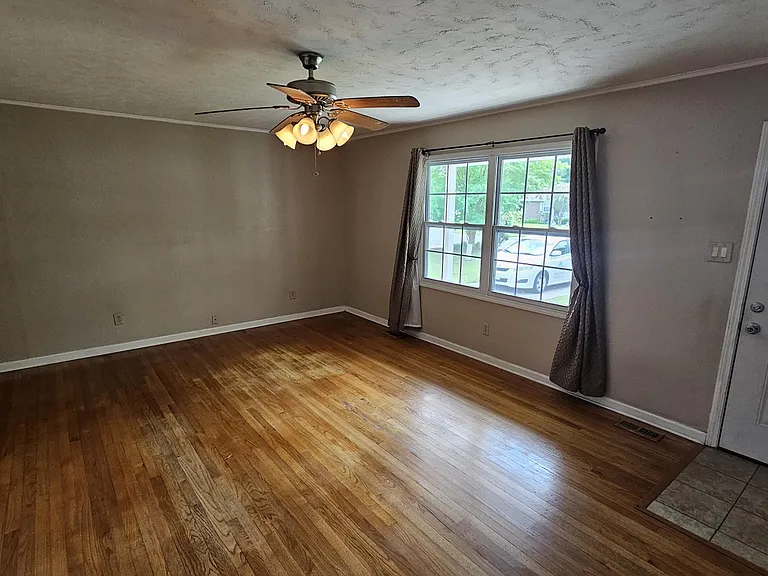 109 Valley Ct — Photo 3
