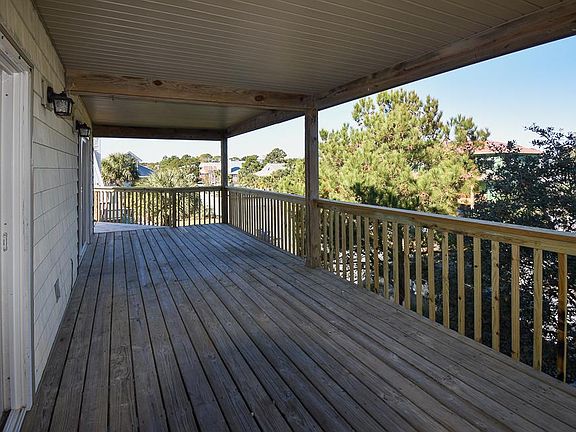 Huge covered deck off the livingroom