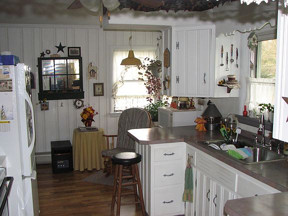 Kitchen w/ breakfast nook