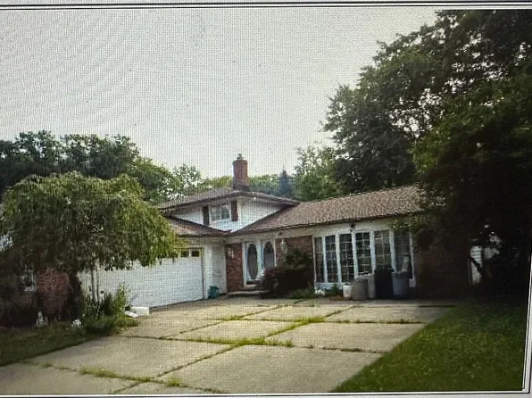 7475 Stonybrook Dr, Middleburg Heights, OH 44130