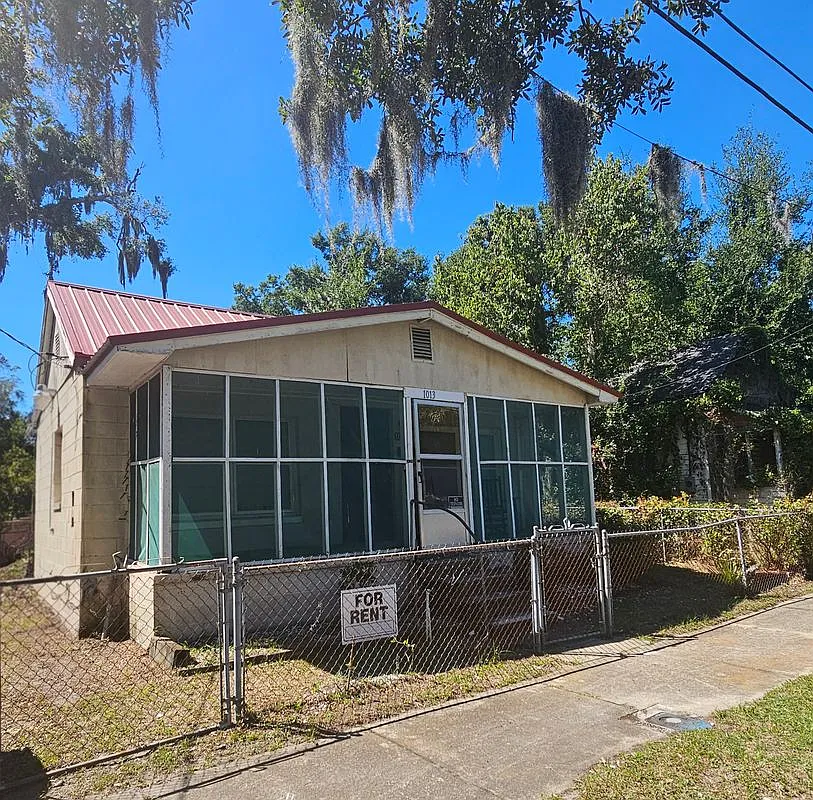 3 bed, 1.0 bath, 1000 sqft, $1,300 — Photo 2