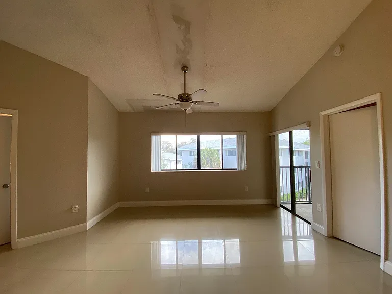 2445 SW 18th Ter #922 — Photo 14