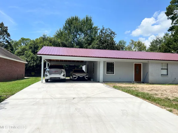 2613 N 11th St, Ocean Springs, MS 39564