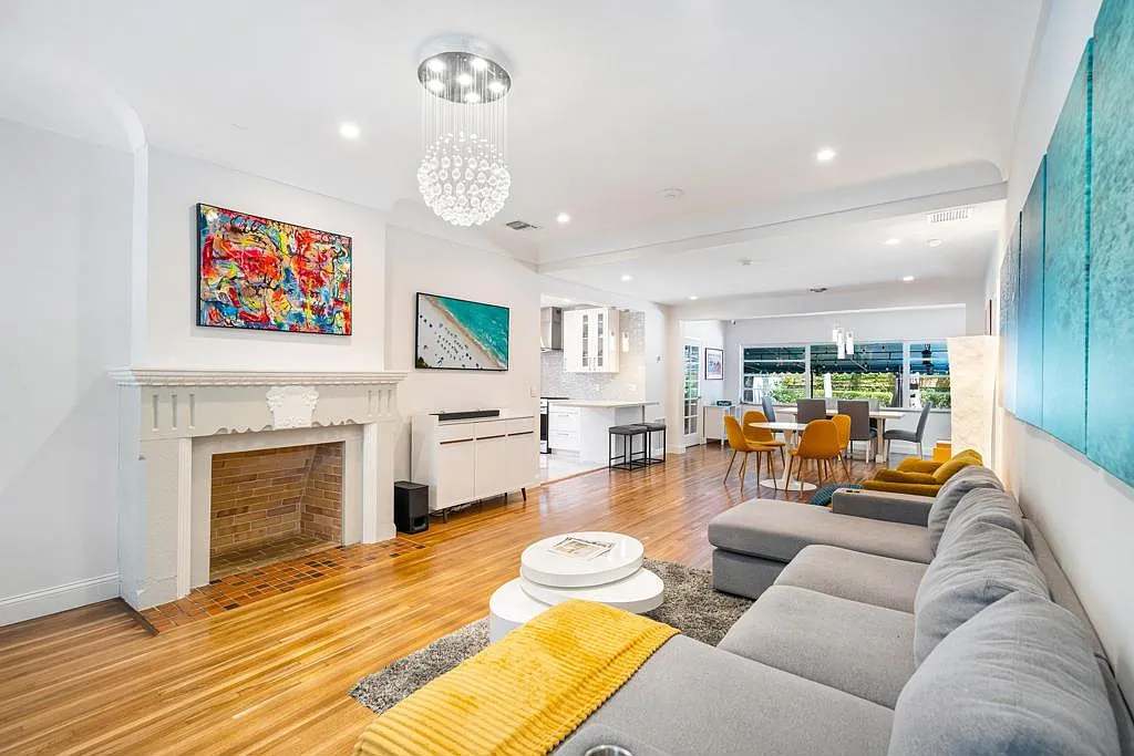 3-Bed Miami Beach Home with Den/Office, Laundry and Modern Comforts — Photo 2