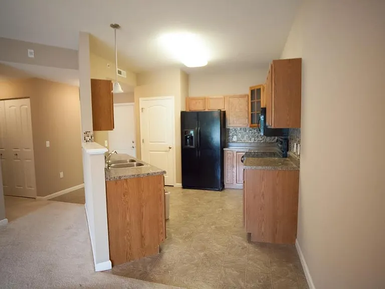 Kitchen with a Breakfast bar area