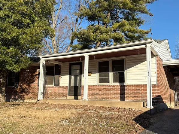 705 Palace Ct, Saint Louis, MO 63135