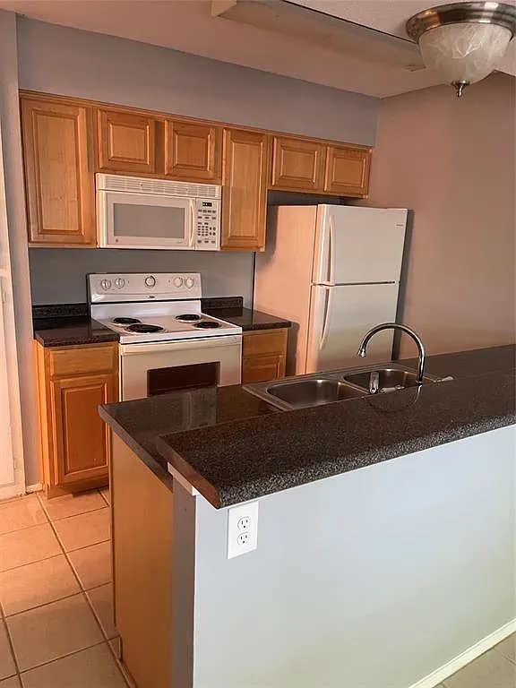 Building Photo - 8114 Sonnet Ave #102