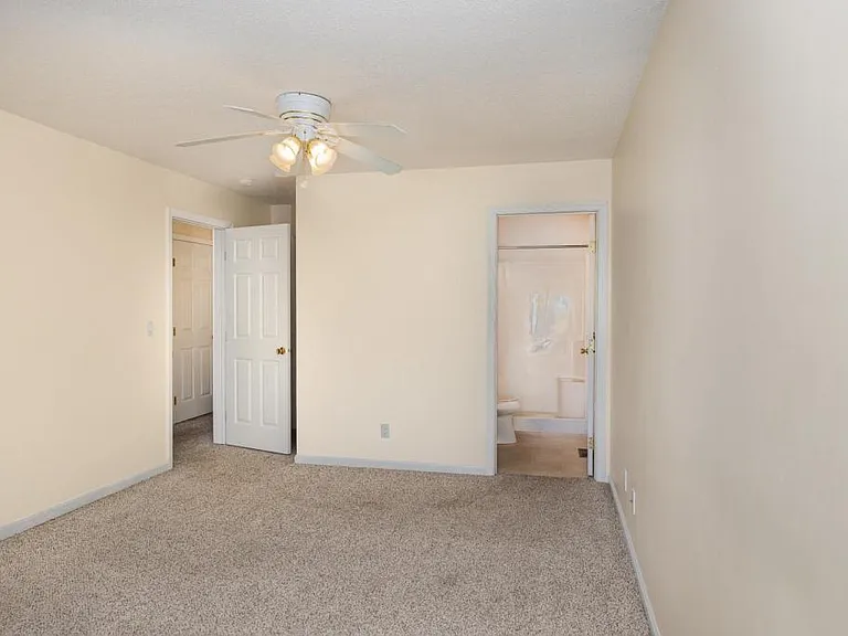 34 Johns Dr — Photo 7