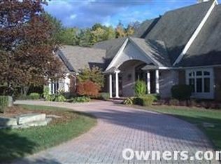 2851 Plum Creek Dr, Oakland, MI 48363