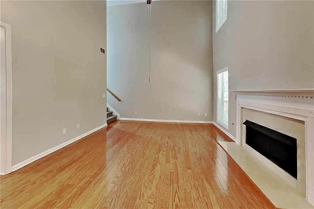 3 bed, 2.5 bath, 2305 sqft, $2,675 — Photo 3