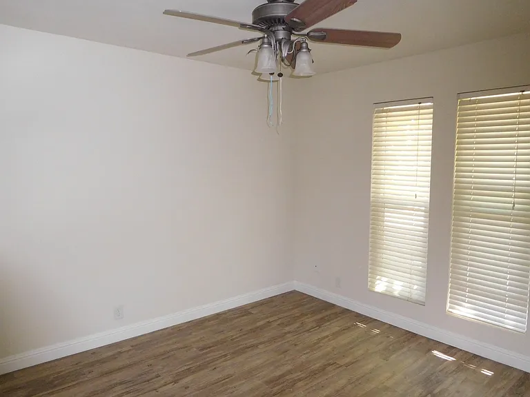 215 Roundtree Ct — Photo 7