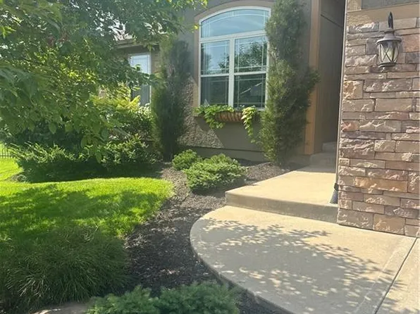 5034 Woodstock Ct, Shawnee, KS 66218