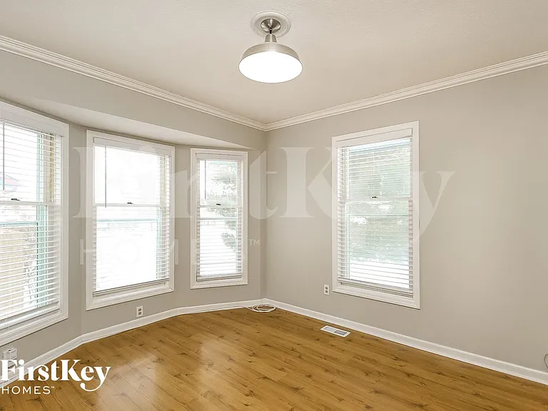 10126 N Wyandotte St — Photo 4