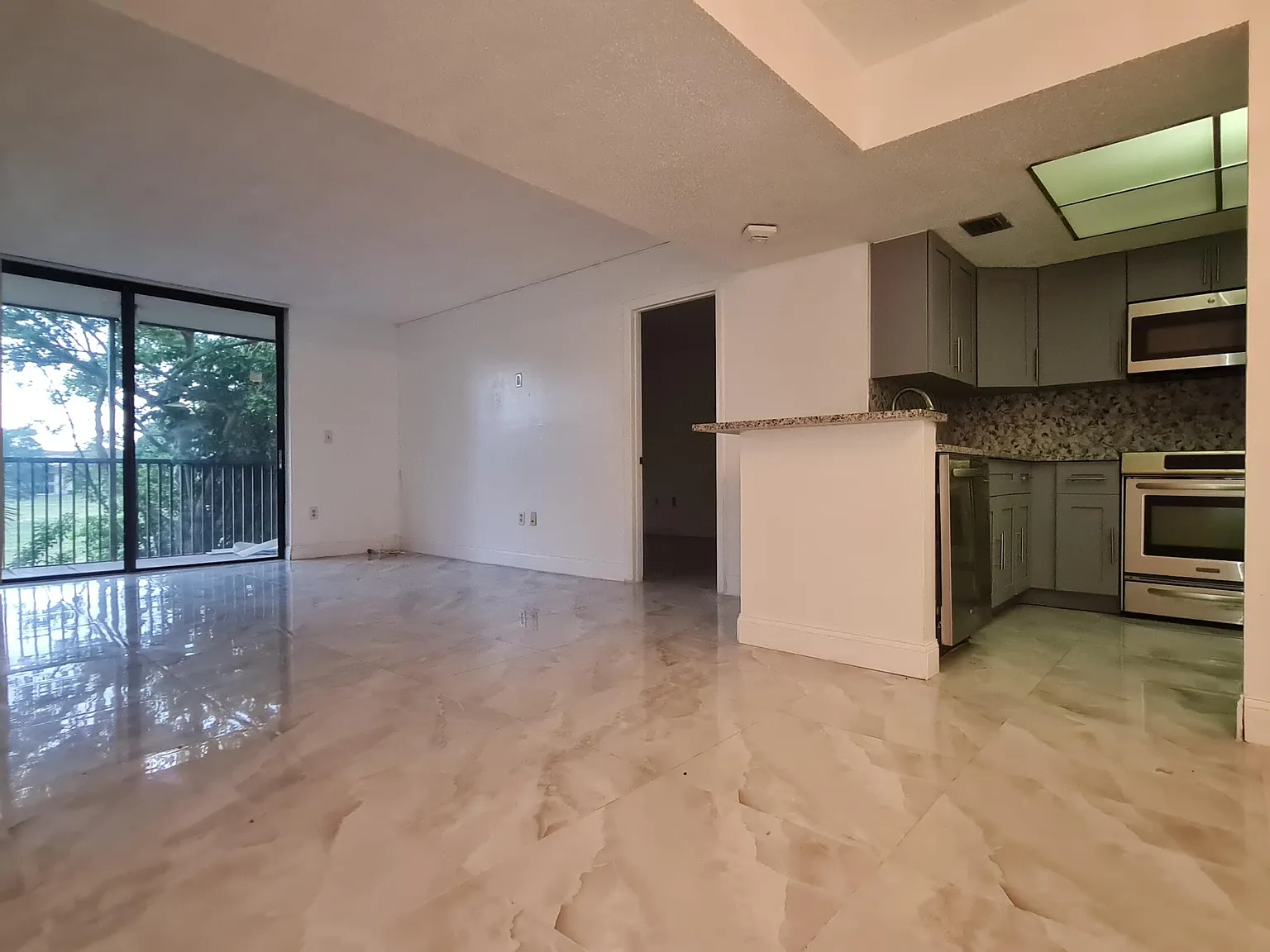 2 bed, 2.0 bath, 1085 sqft, $1,850 — Photo 2