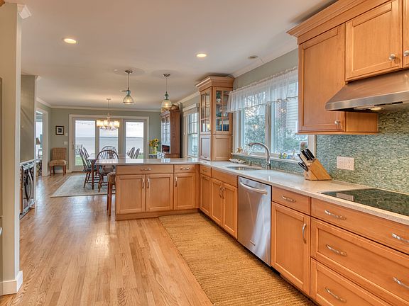 5th image of 370 South Ln