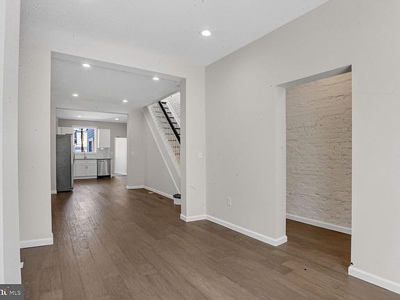 5th image of 25 N Ellwood Ave