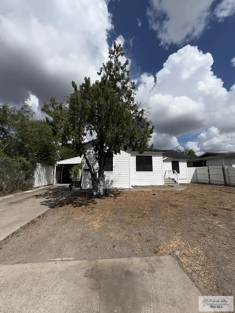 3 bed, 1.0 bath, 1016 sqft, $1,300 — Photo 1