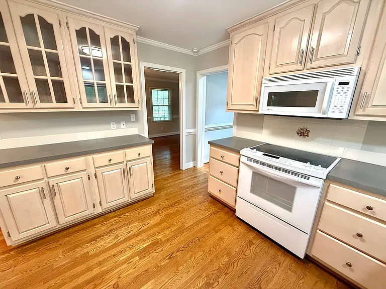 Kitchen (View 2)