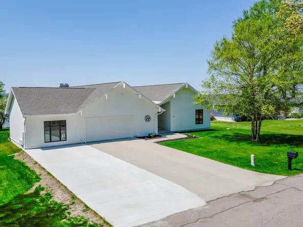 13 Edgewater Ln, Dakota Dunes, SD 57049