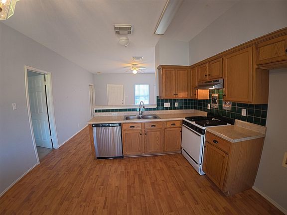 5th image of 305 China Cv