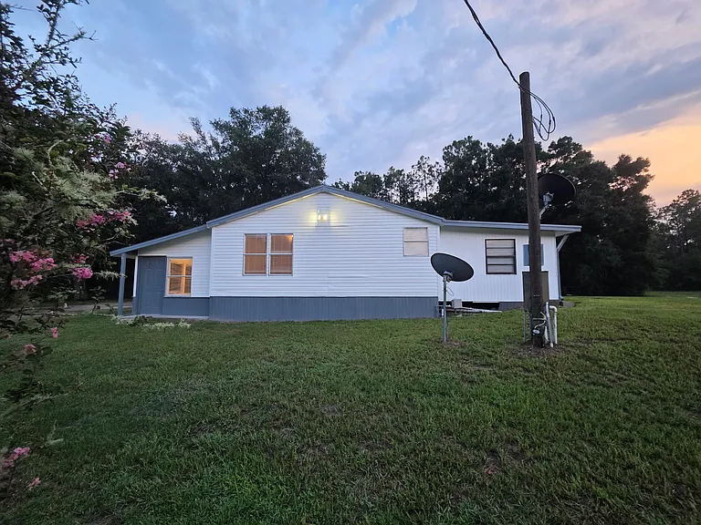 1051 Hawthorn St — Photo 4