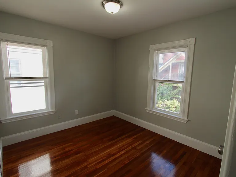 34 Russell St #2R — Photo 4