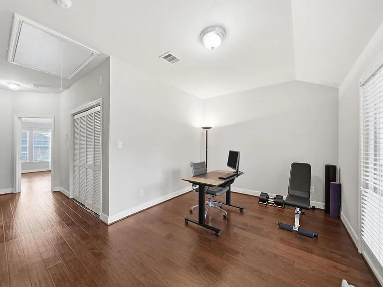 1716 Elgin St — Photo 29