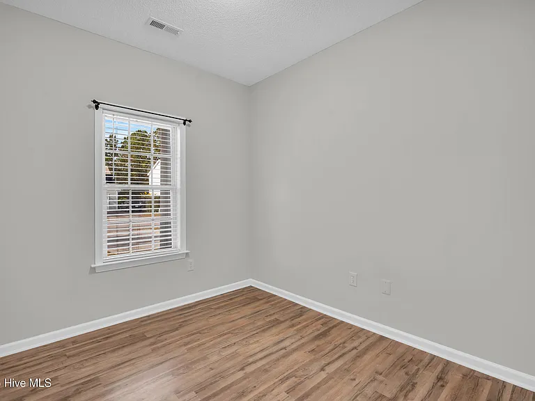 136 N Palm Dr — Photo 9