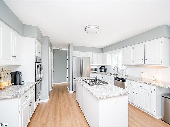 3rd image of 952 Beechwood Dr