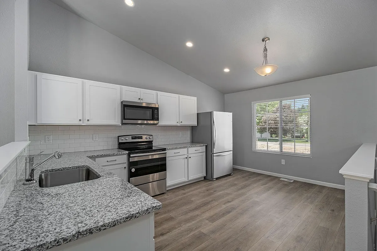 Building Photo - 4004 Sumner Dr