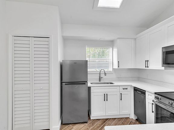 4th image of 2930 Beach Blvd S #2
