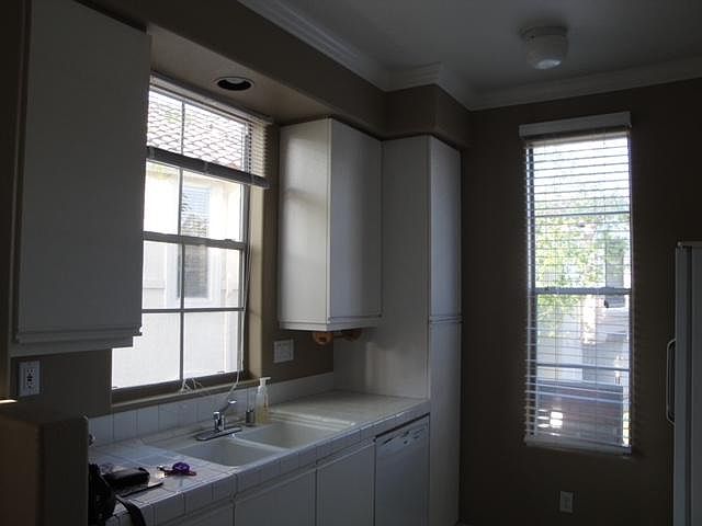 Bright kitche