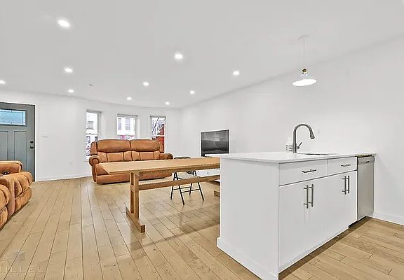 5th image of 729 Chauncey St Floor 1F