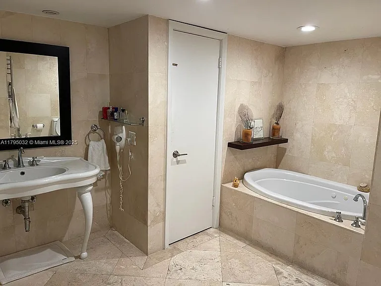 600 Grapetree Dr #7CS — Photo 10
