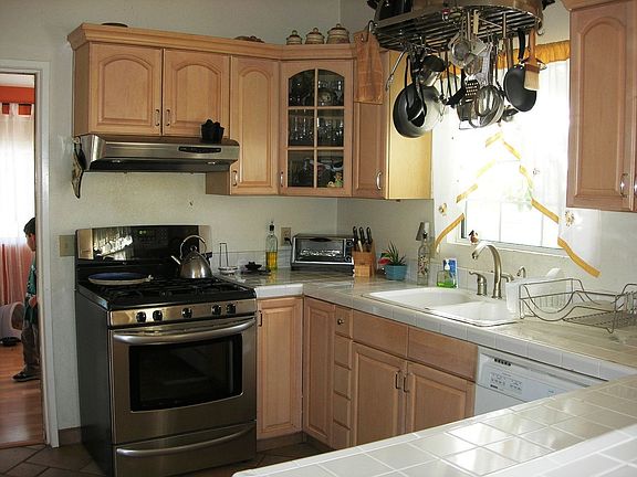 3rd image of 544 N Mar Vista Ave