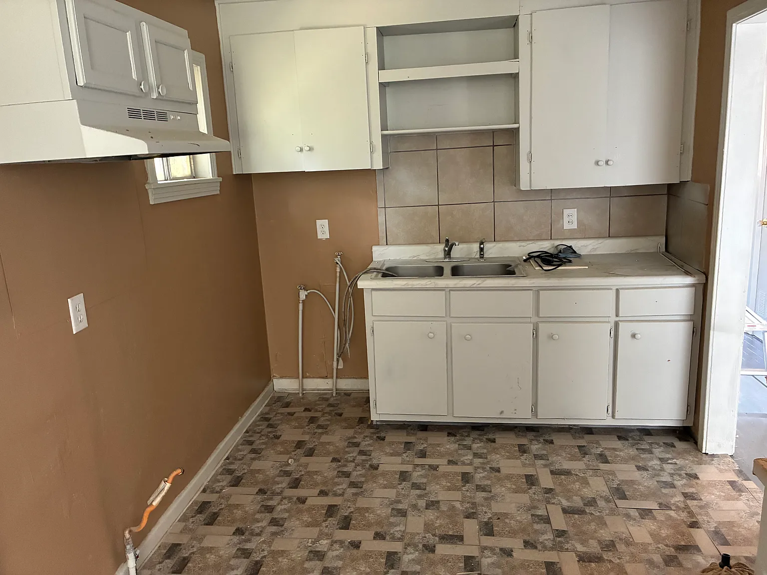 3 bed, 978 sqft, $775 — Photo 2