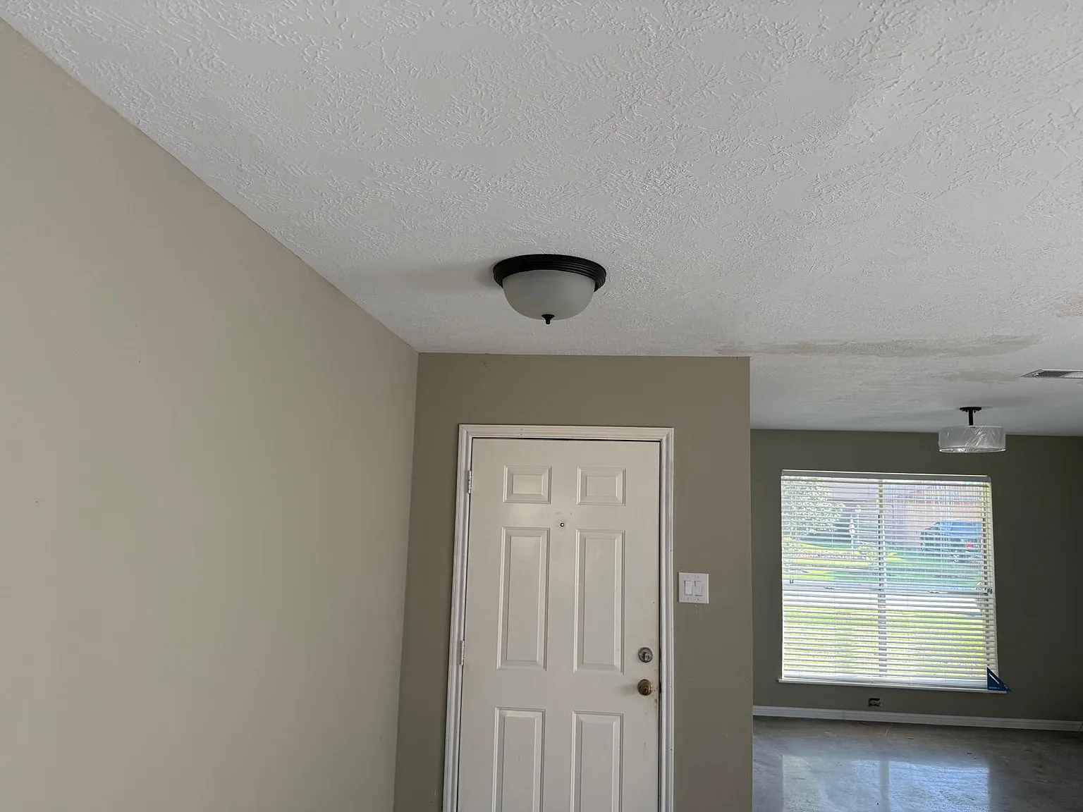4 bed, 2200 sqft, $2,400 — Photo 3