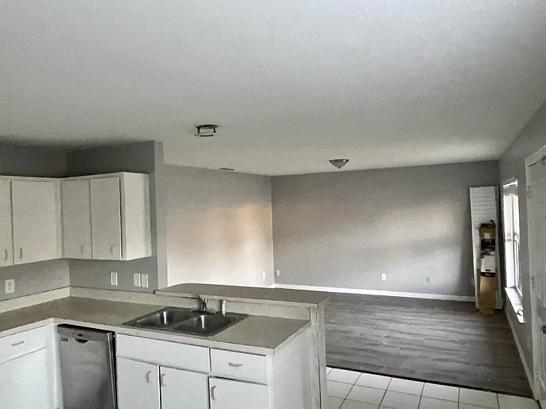 KITCHEN BAR & FAMILY ROOM