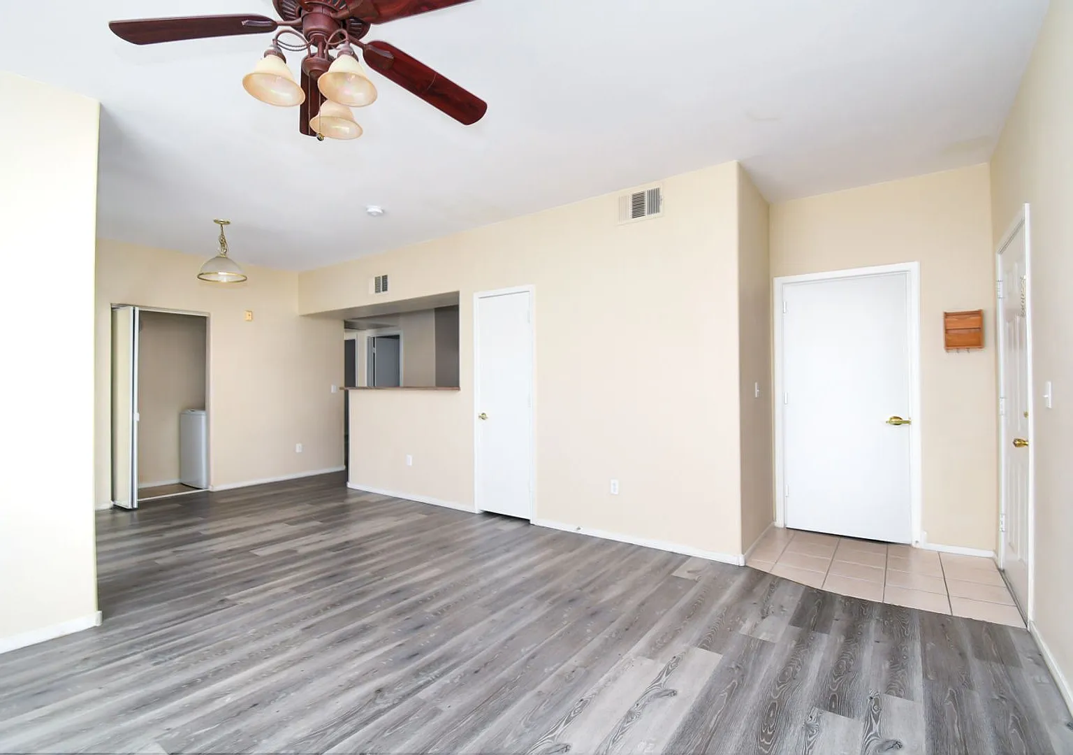 Beautiful Must See Condo! — Photo 3