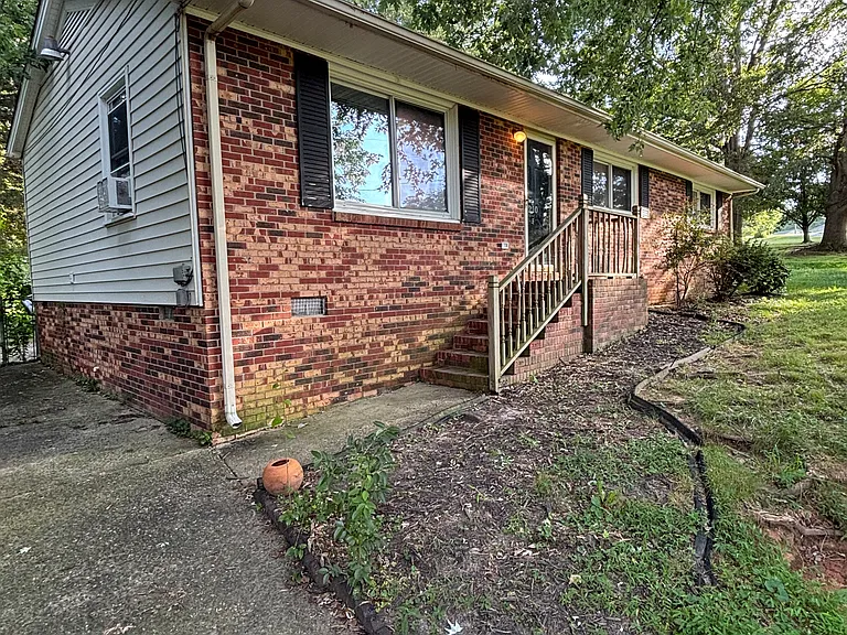 210 Wedgewood Dr — Photo 2