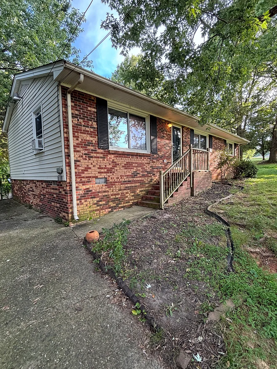 Building Photo - 210 Wedgewood Dr