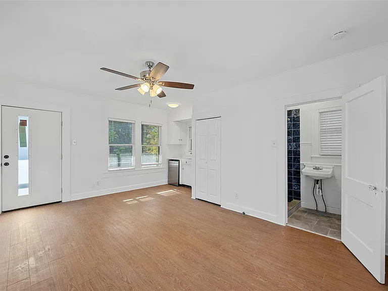 2201 Leon St #G — Photo 2